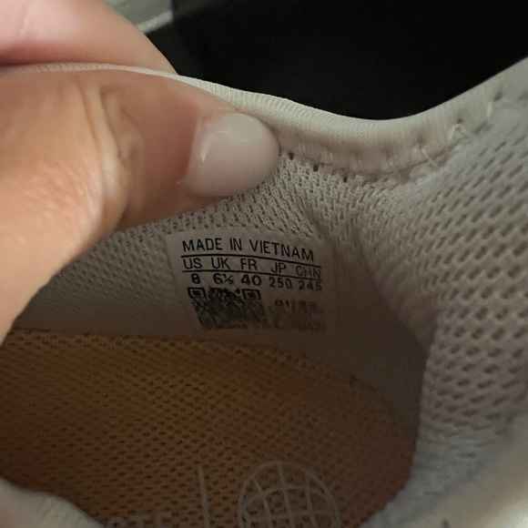 Women’s ADIDAS barricade tennis shoes - Picture 8 of 8